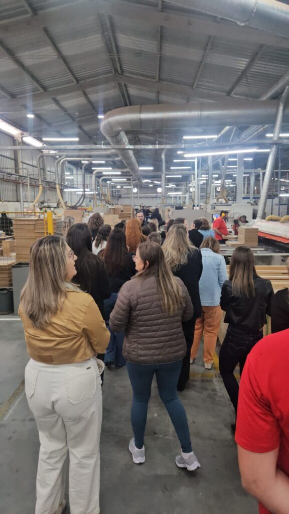 Núcleo da Mulher Empreendedora de Ituporanga promove visita técnica à Fabribam 5 WhatsApp Image 2026 06 10 at 20.43.21 1